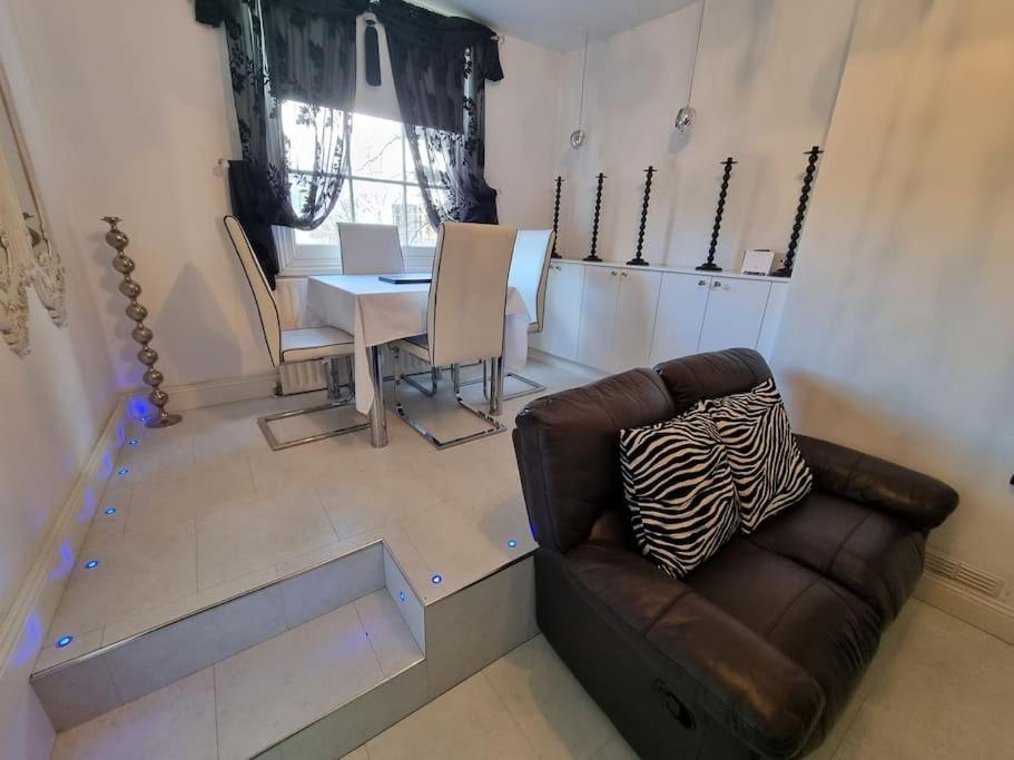 Beautiful Apartment In The Heart Of Rochester Rochester  Exteriör bild